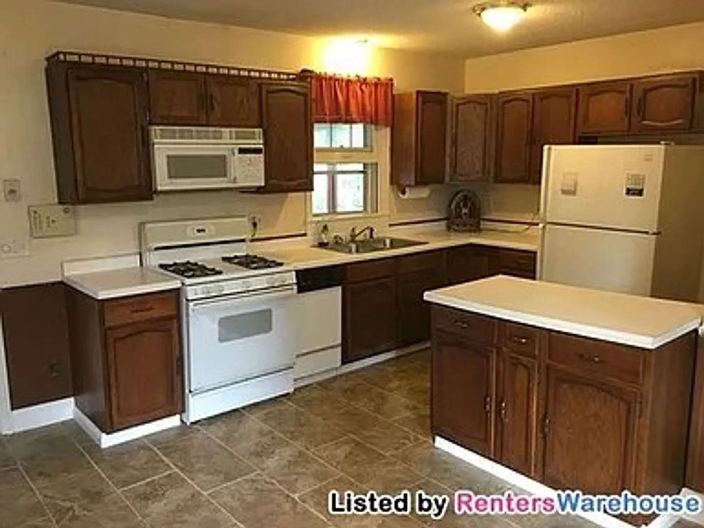 South Minneapolis 3 Bedroom 1 Bath Home — Photo 3