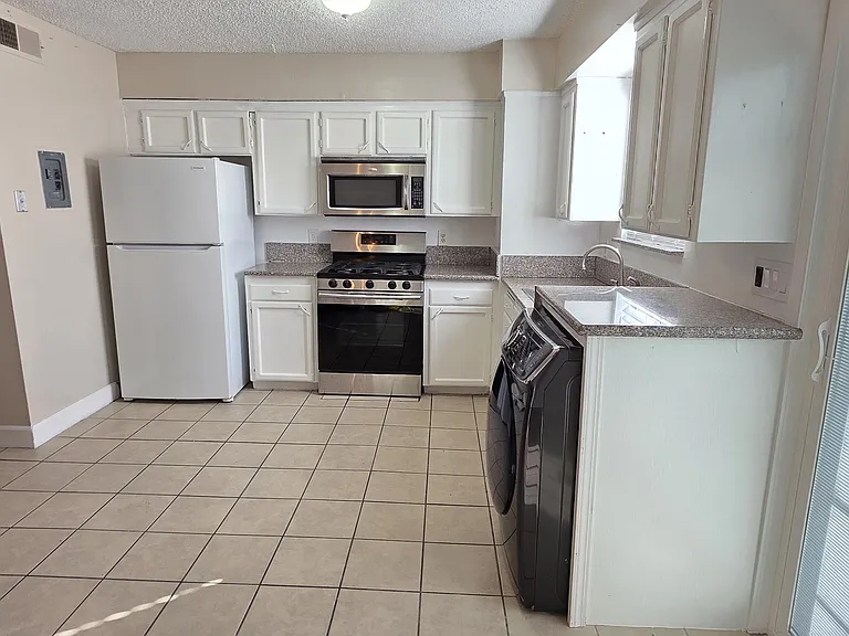4136 N Thesta St #10 — Photo 11