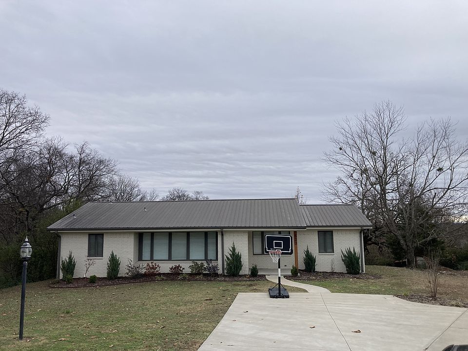 1st image of 523 Canterbury Dr