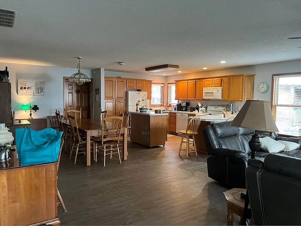 4 bed, 2589 sqft, $2,500 — Photo 4