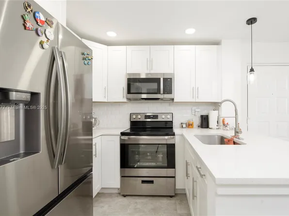 718 Executive Center Dr APT 112, West Palm Beach, FL 33401
