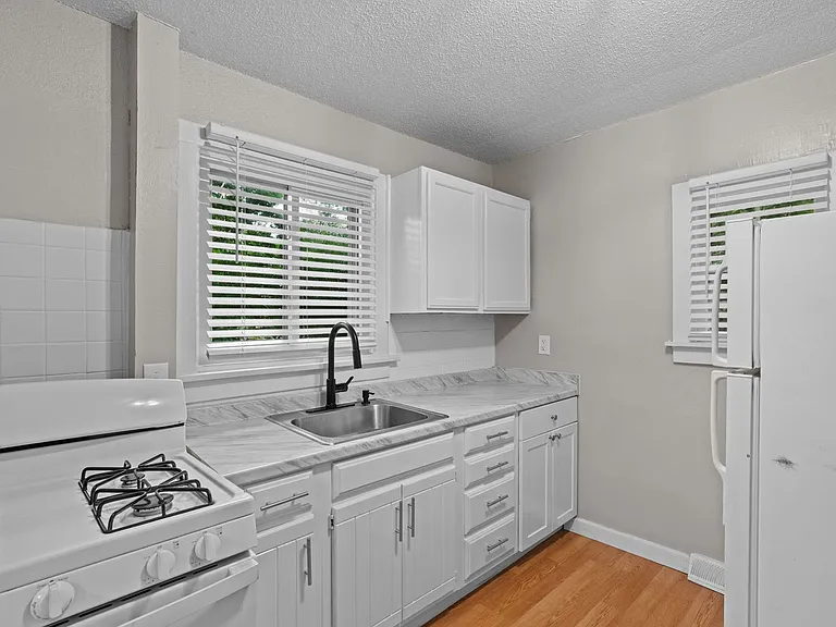 2936 N Hanley Rd — Photo 11