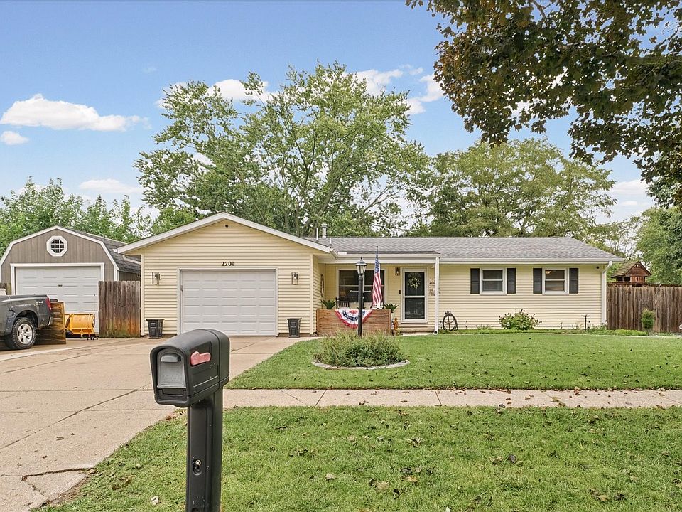 1st image of 2201 Clover Ln