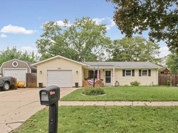 2201 Clover Ln, Champaign, IL 61821