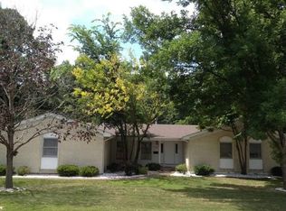 930 Ridgewood Dr, Quincy, IL 62301