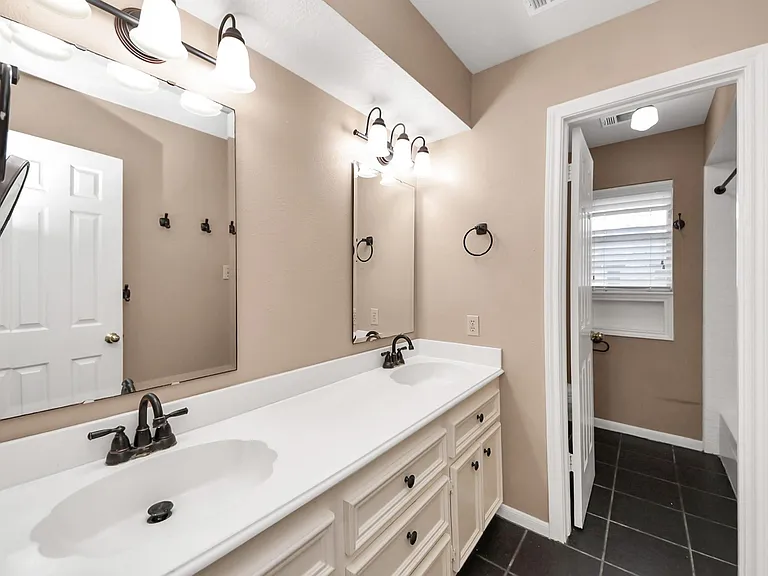 10503 Great Plains Ln — Photo 30