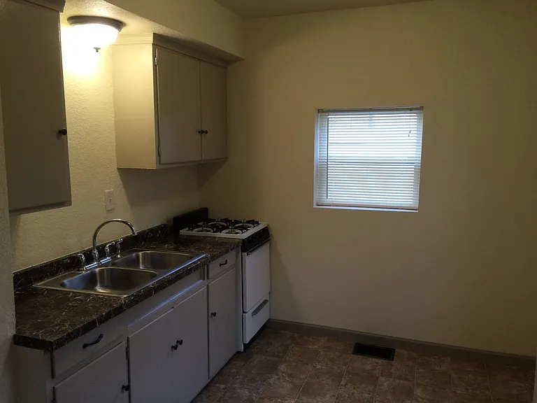 884 Grove St — Photo 5