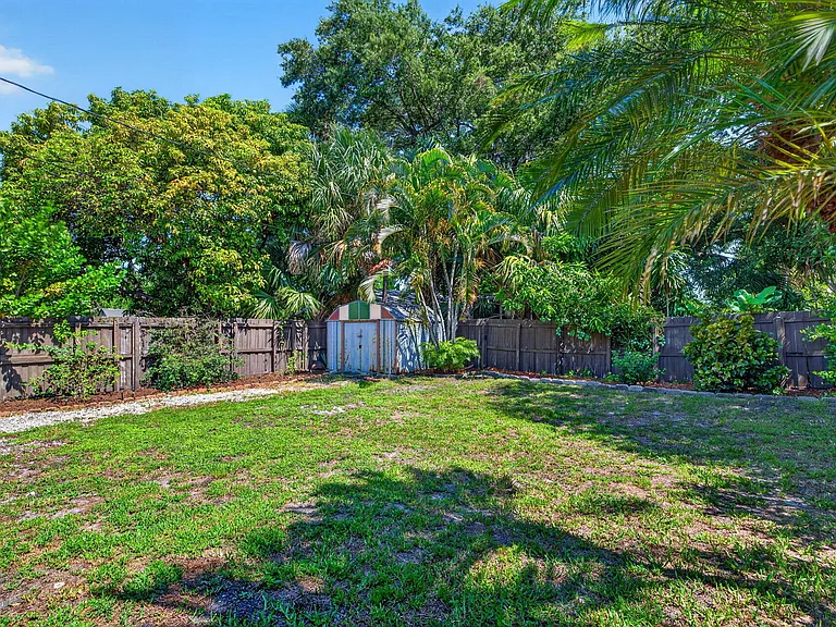 601 NE 14th Pl — Photo 46