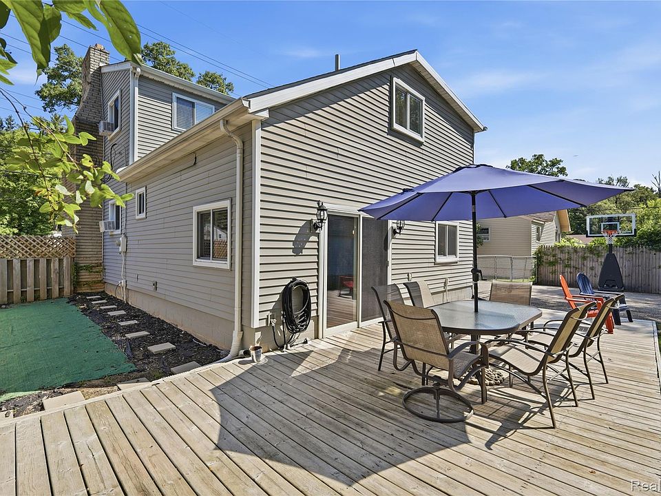 572 Atwater St, photo 29