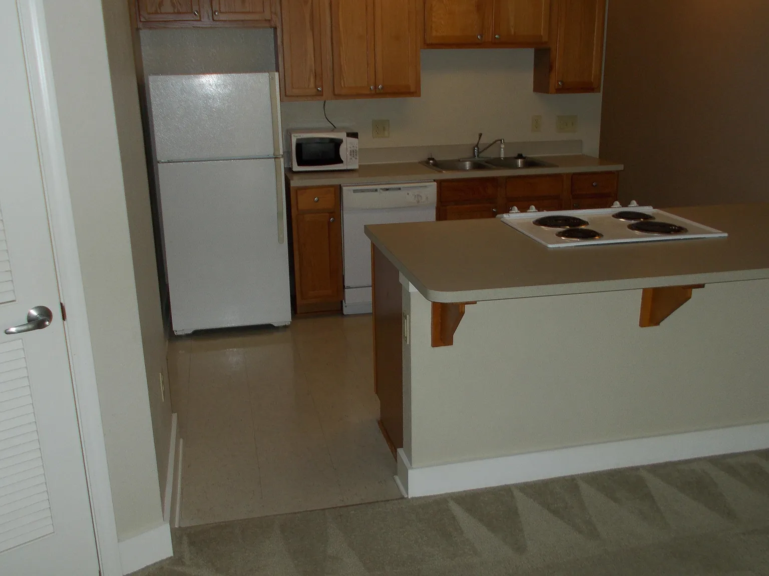 San Regis Apartments — Photo 4