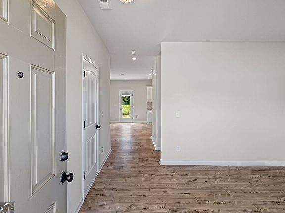 4th image of 622 Summerfield Ln NW
