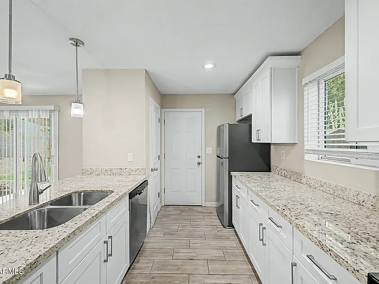950 E Lilac Dr — Photo 14