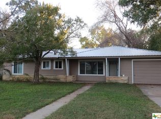 126 Hillcrest Dr, Luling, TX 78648