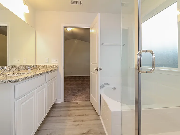518 Whittier St — Photo 9