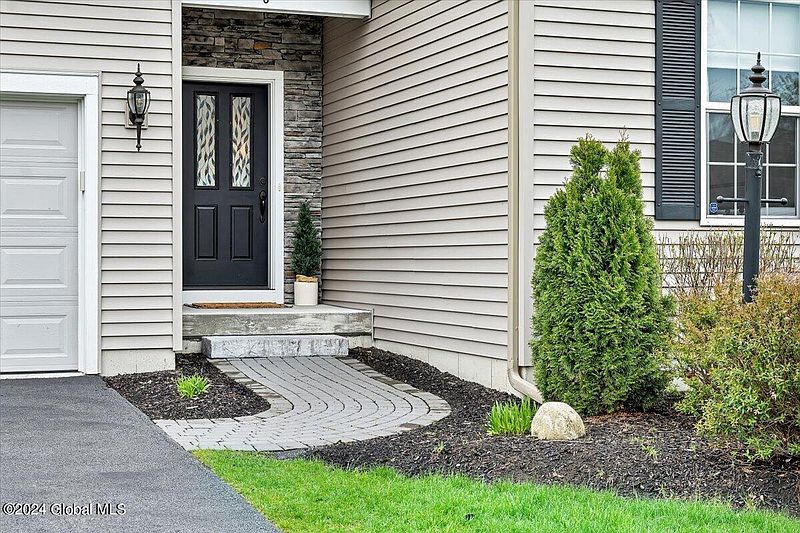 5th image of 8 Wedgewood Drive