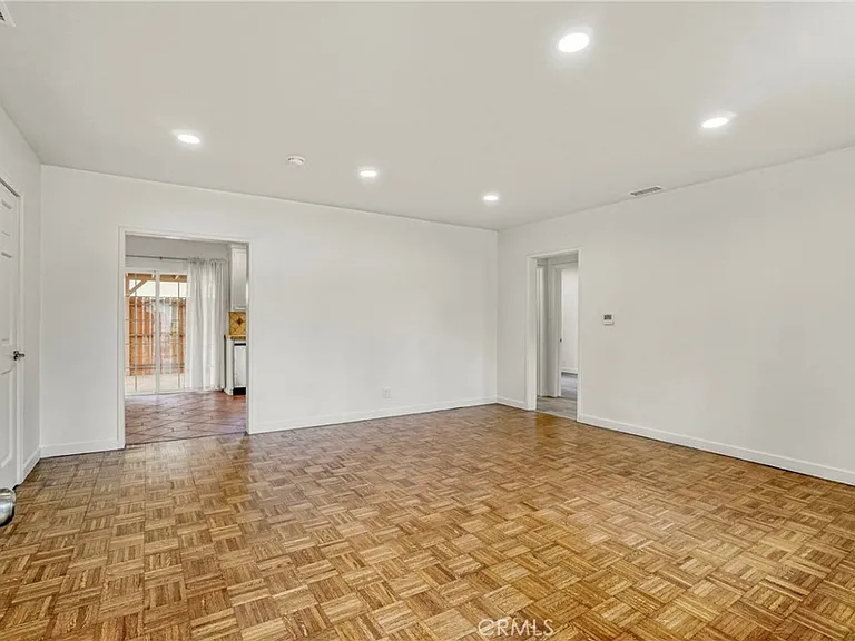 6318 Nagle Ave — Photo 4