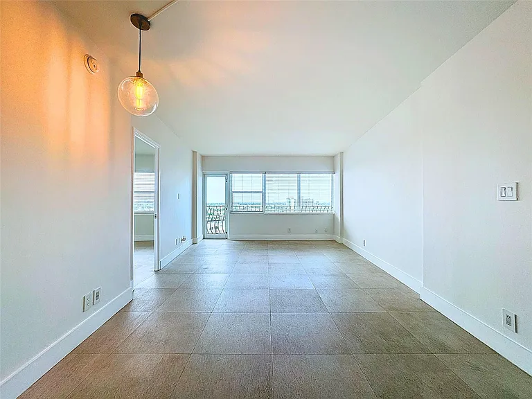3250 NE 28th St #809 — Photo 4