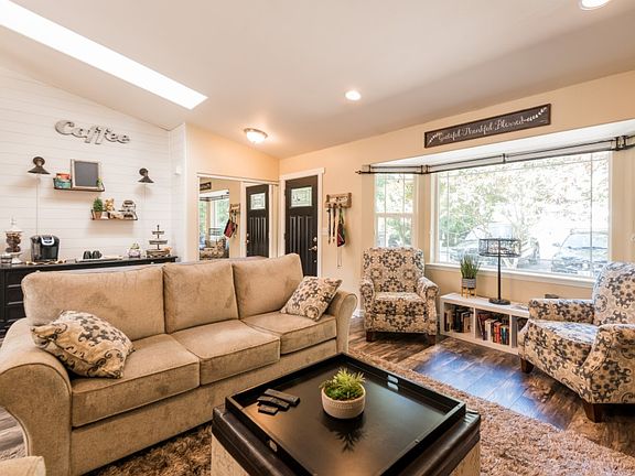 3rd image of 7 Horseshoe Cir