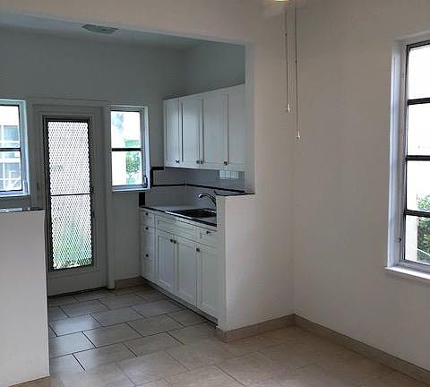 4th image of 909 16th St APT 10