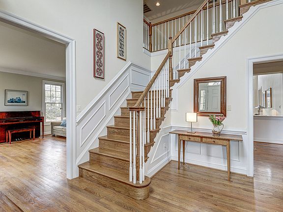Open foyer w/ great natural light, hardwood throughout