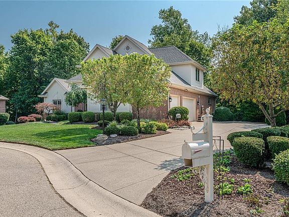 3rd image of 20 Aspen Woods Dr