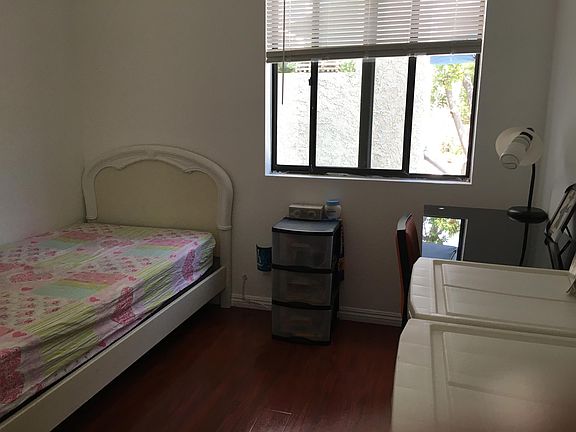 4th image of 725 Park Shadow Ct