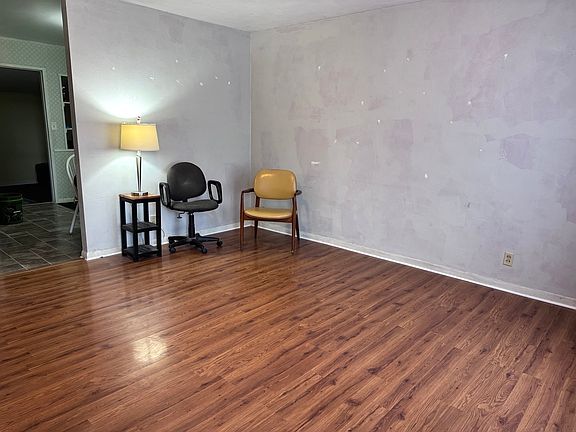 3rd image of 901 S Country Squire Dr