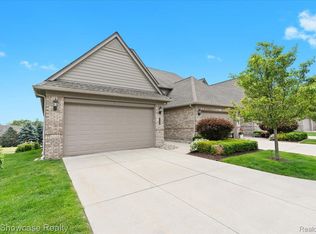 5624 Knob Hill Cir, Clarkston, MI 48348