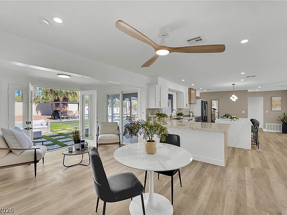 5th image of 502 Park Way W
