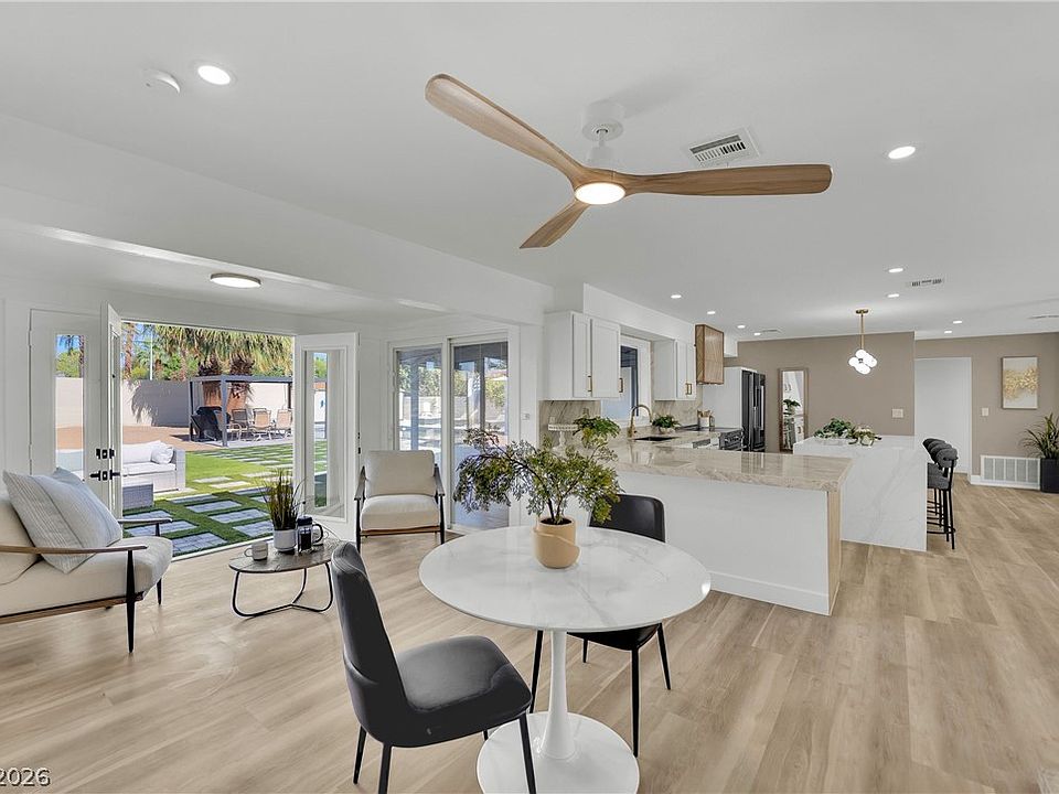 1st image of 502 Park Way W