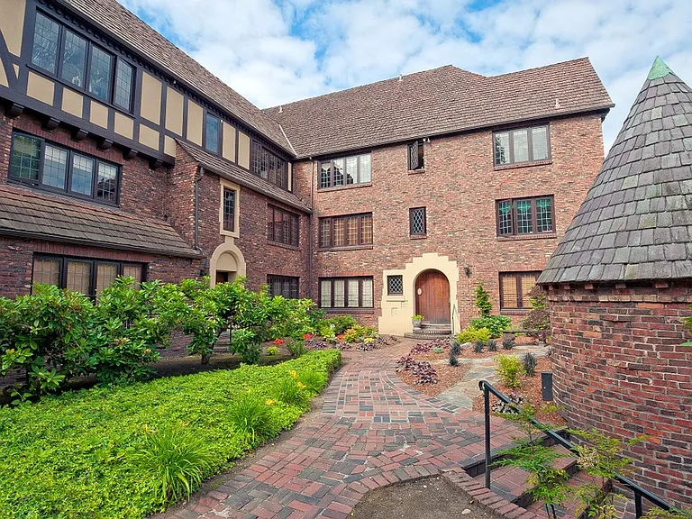 Ten-O-Five Anhalt Apartments — Photo 47