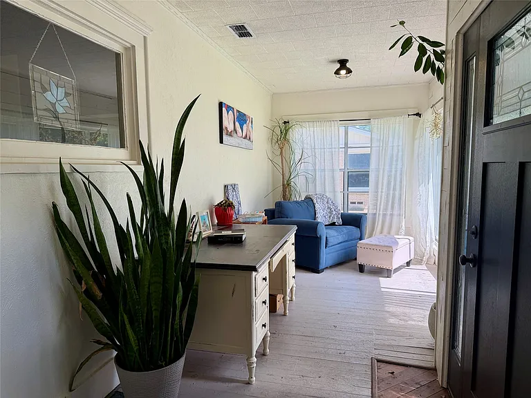 301 Forrest Ave — Photo 2