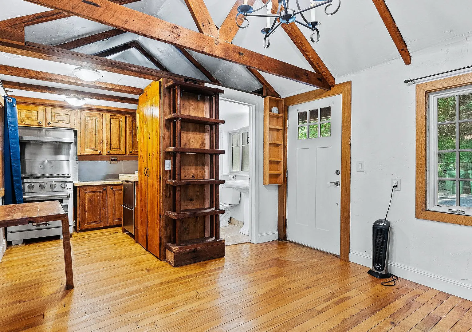 Cozy Cabin Retreat in Scotts Valley Ideal for Commuters — Photo 3
