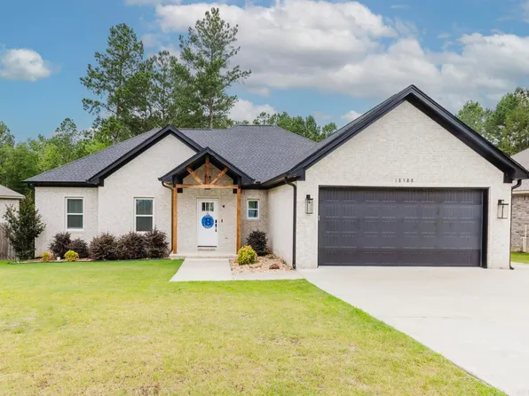 18588 Parkway Pines Dr, Bauxite, AR 72011