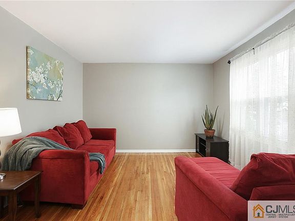 4th image of 23 Lois Ave