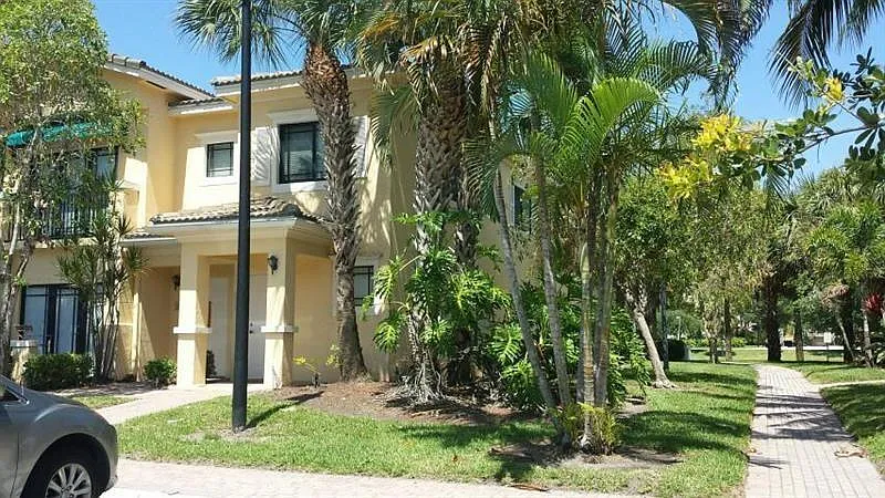 3 bed, 2.0 bath, 1361 sqft, $2,950 — Photo 2