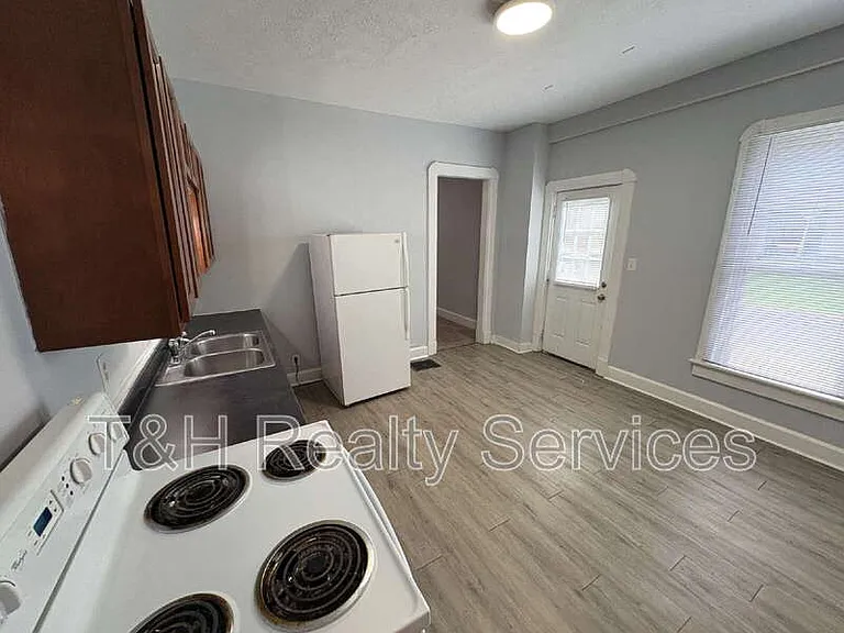 100 N Muessing St — Photo 8