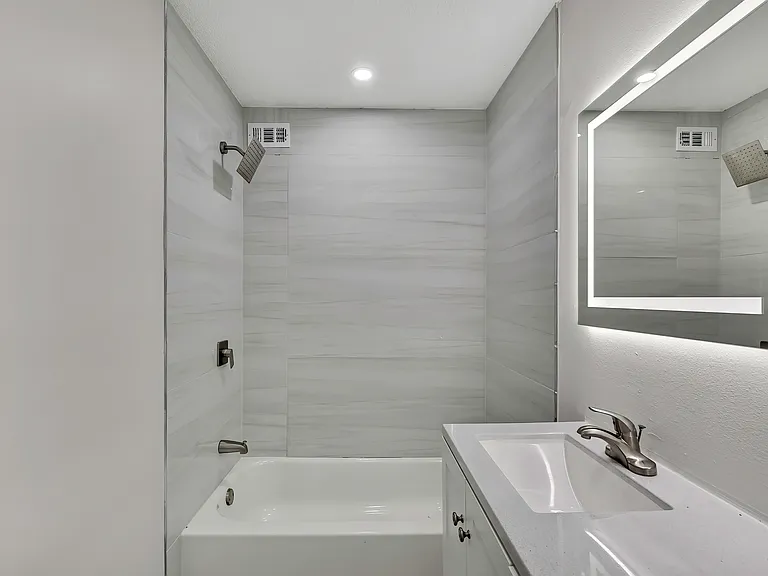 Tidewater Apartments — Photo 16