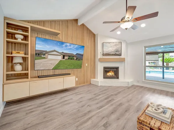 109 Country Ln, League City, TX 77573