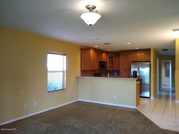 5th image of 827 Poinsetta Dr