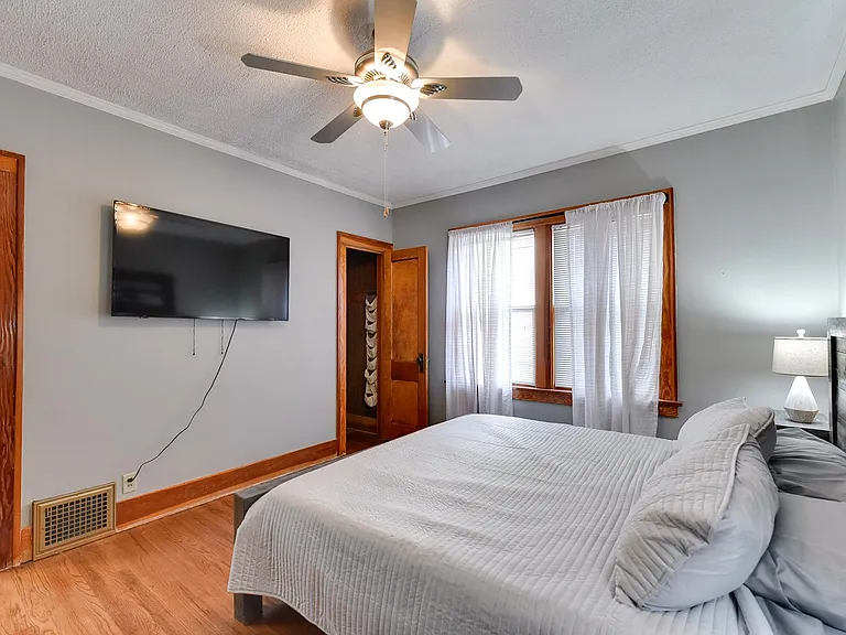 863 S 52nd St — Photo 33