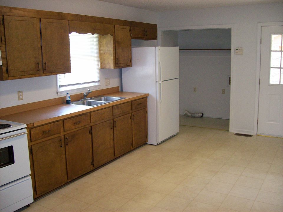 2nd image of 401 Marion St