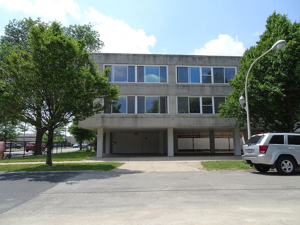 2nd image of 2834 W Addison St