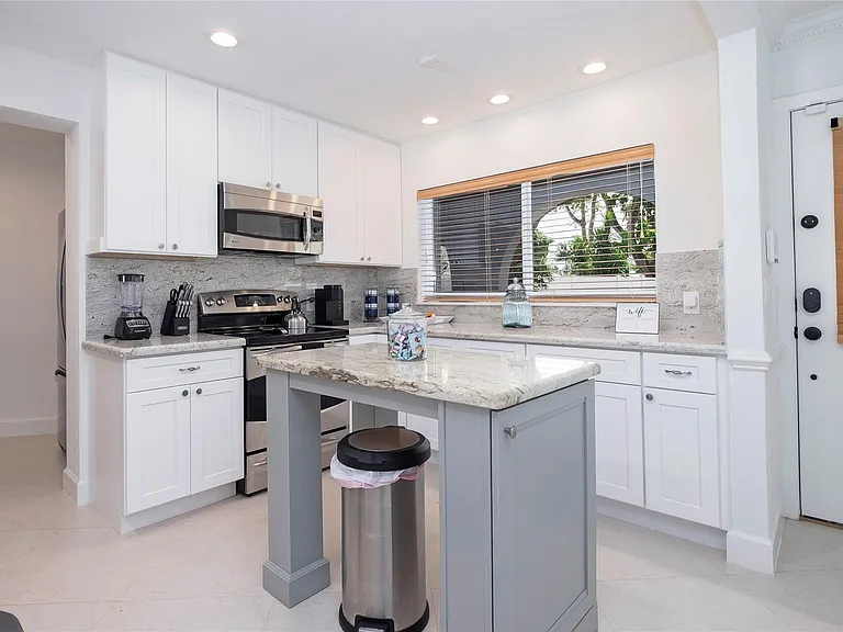 1240 SW 13th Cir — Photo 14