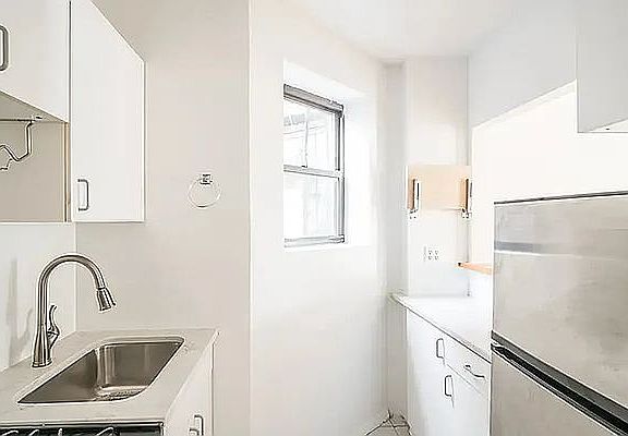 5th image of 330 W 49th St APT 5RE