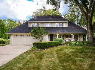 2S685 Arrowhead Dr, Wheaton, IL 60189