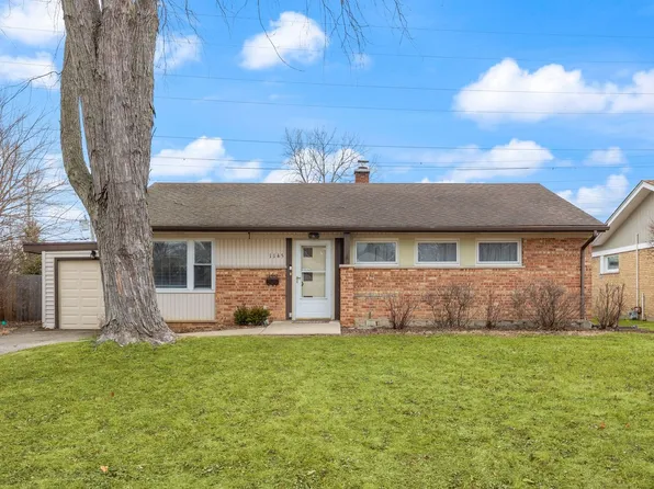 1145 Dell Rd, Northbrook, IL 60062