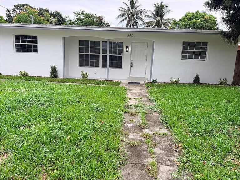 650 SW 55th Ave — Photo 2