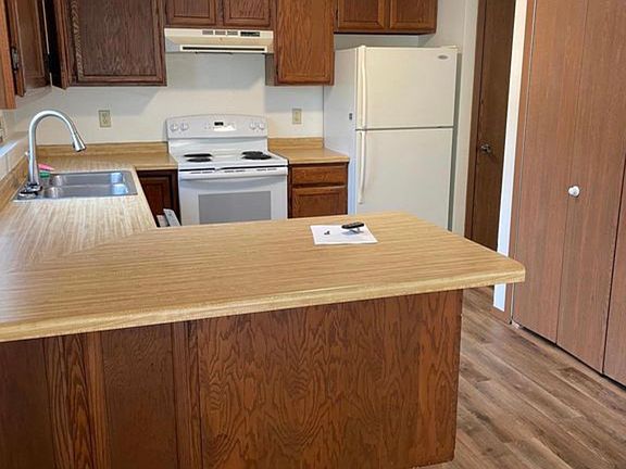 4th image of 472 Lawrence St #470