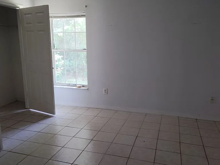 4540 SW 36th Ln — Photo 2